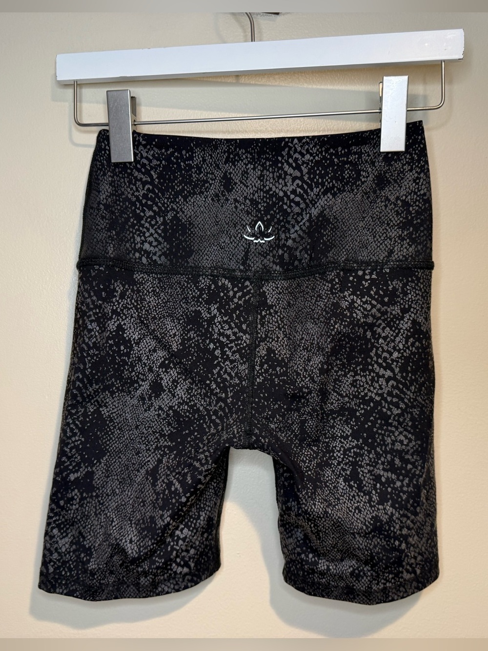 Beyond Yoga Viper High Waisted Biker Short Black & Silver